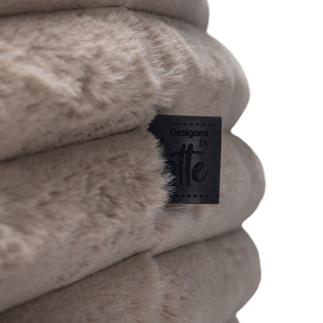 Designed by Lotte Hundebett Reza - rund, beige